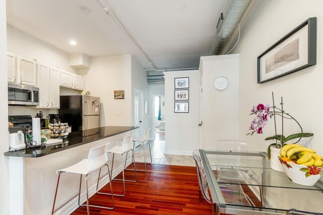 Building Photo - Stunning, Chic 2-Bedroom Apartment in the ...