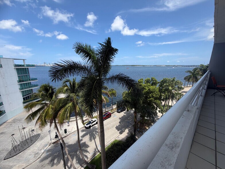 Building Photo - 1402 Brickell Bay Dr
