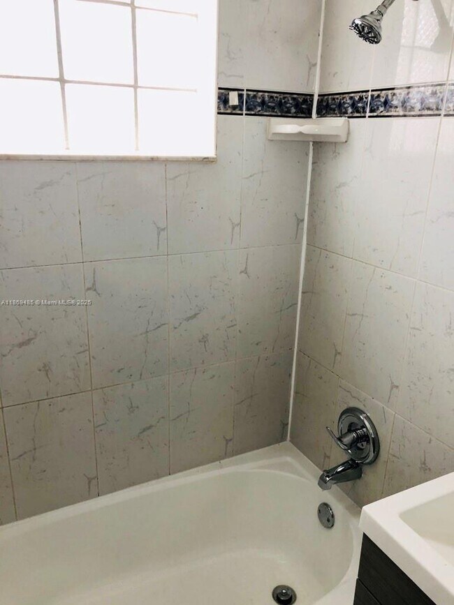 Building Photo - 23 SE 12th St