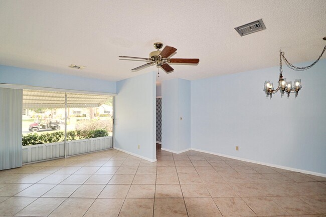 Building Photo - 831 Timberview Dr