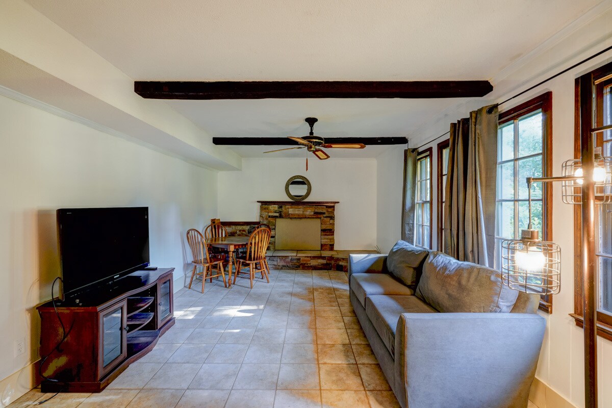 Building Photo - 1422 Pineview Dr