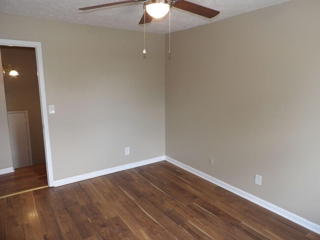 Building Photo - 468 Schenkel Ln
