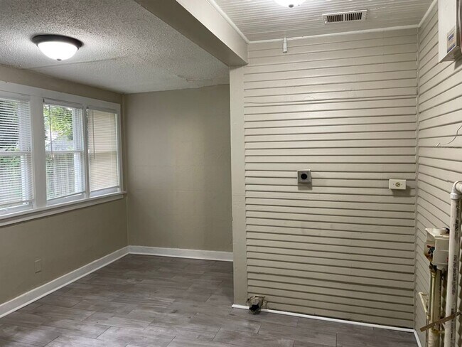 Building Photo - Charming 2-Bedroom Home with Spacious Living Areas in East Memphis