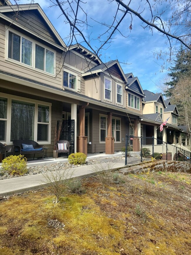 Building Photo - Beautiful Townhome in perfect location, only minutes from I-5