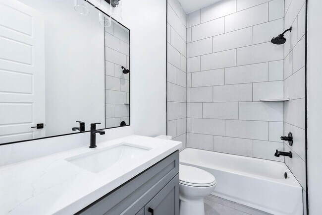 Building Photo - 3805 Coyle St