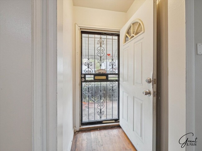 Building Photo - 3 bedroom  1.5 bath bungalow - $1200