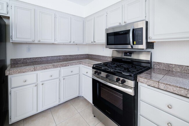 Building Photo - 1143 E Adelman Dr