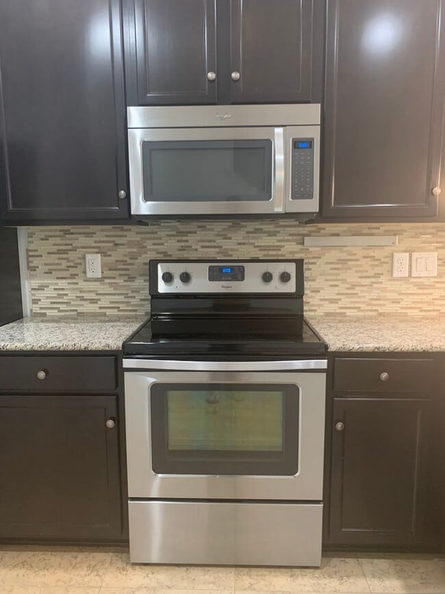 Building Photo - Spacious 3 Bed/2.5 Bath Townhome in Oakleaf
