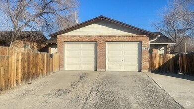 Building Photo - Clean 2 bedroom Duplex Near UNR