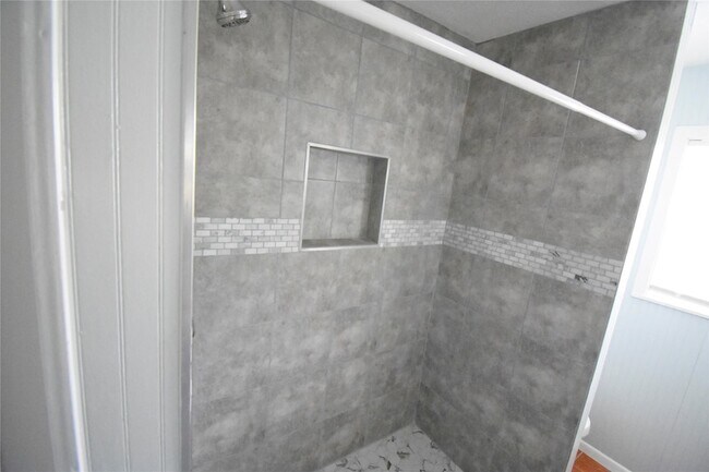 Building Photo - 1706 Oaks Dr