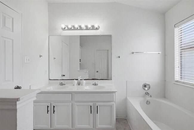 Building Photo - 912 Sweet Leaf Ln