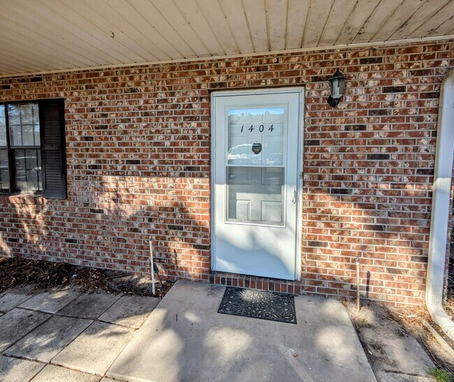 Building Photo - "NOW AVAILABLE! Spacious 3-Bedroom Townhouse Retreat with 2.5 Baths in Orange Park Awaits!"