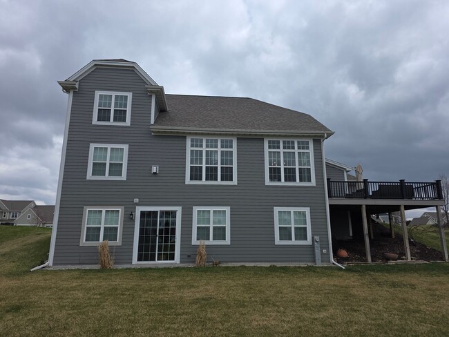 Building Photo - 5 bedroom Pewaukee home in Broken Hill