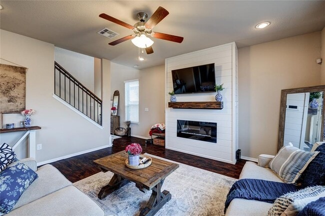 Building Photo - 5901 Scenic Lake Dr