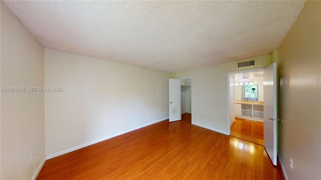 Building Photo - 8860 Fontainebleau Blvd