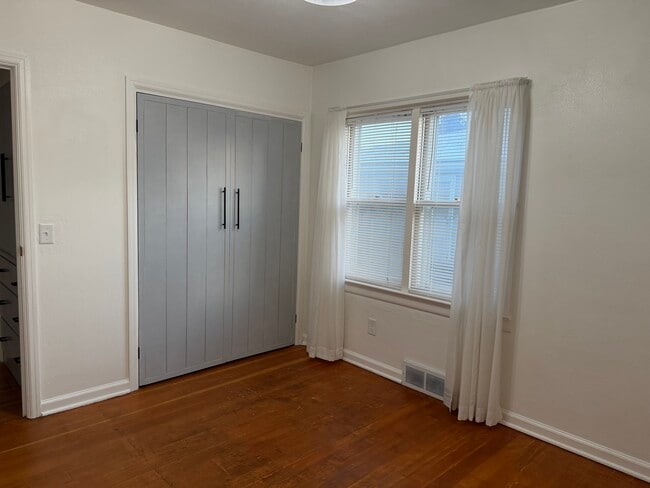 Building Photo - 181 W Custer Ave