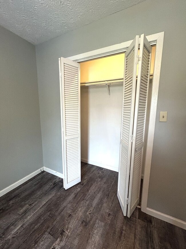 Building Photo - Three-Bedroom Upper Duplex Near Downtown B...
