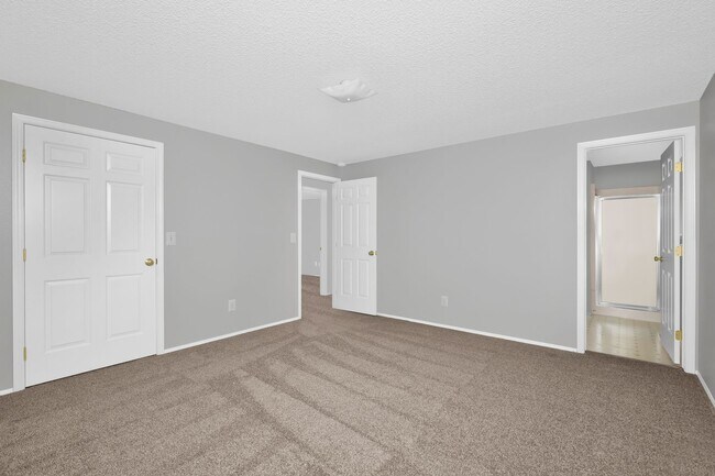Building Photo - 4 Bedroom 3 Bath Split Level Kirkland