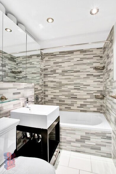 Building Photo - 145 E 26th St