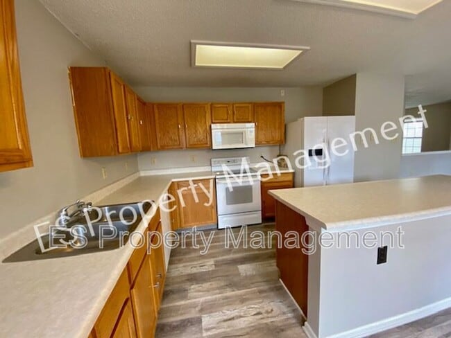 Building Photo - 2180 Shadowbrook Dr