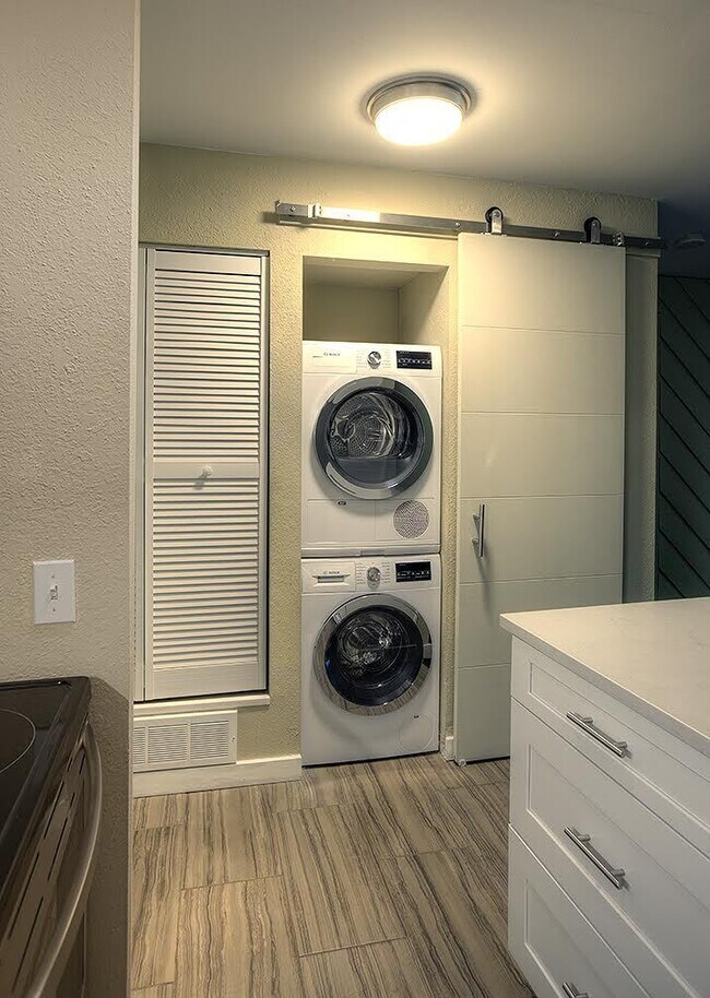 Building Photo - 2 Bed 1 Bath Top Floor Corner Unit Condo