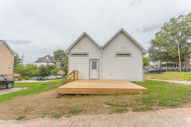 Building Photo - 1008 Fairview Ave