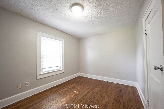 Building Photo - "Charming 3-Bed Duplex Gem in Indianapolis – Spacious 1300 Sq Ft Haven!"