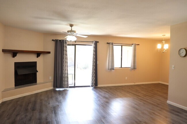 Building Photo - Nice Townhome