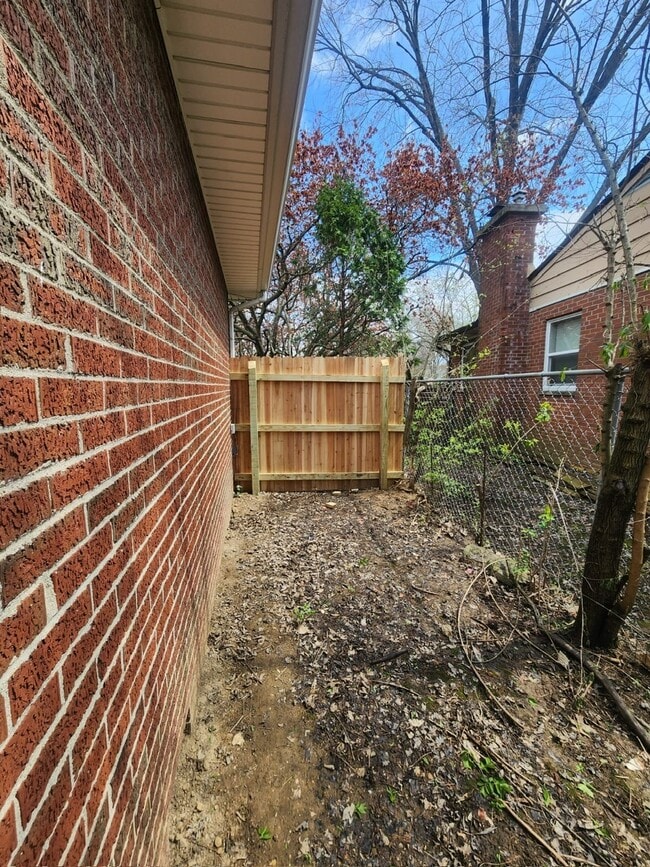 Building Photo - 3637 Sunset Dr