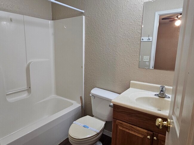 Building Photo - 107 Lively Oaks Dr