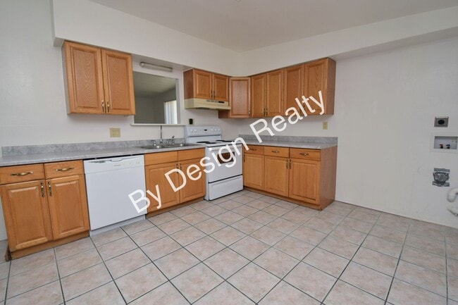 Building Photo - 3 Bed 2 Bath Midtown Duplex with Covered Parking & Storage