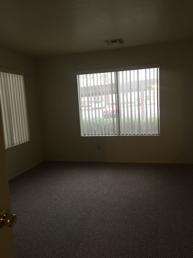 Building Photo - Gorgeous 3Bdrm 2 bath apartment