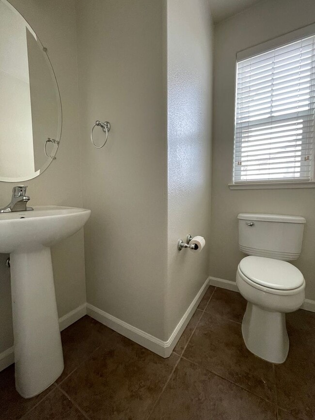 Building Photo - Nice Townhome w/ Detached Garage, Granite ...