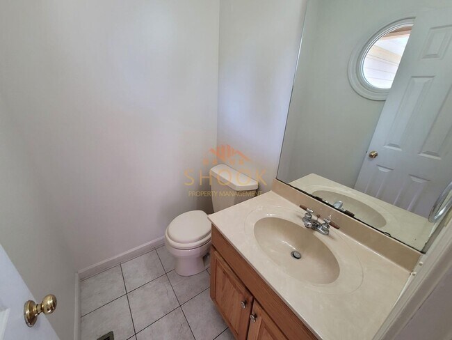 Building Photo - Large 3 BR Townhome/Condo - Available mid June