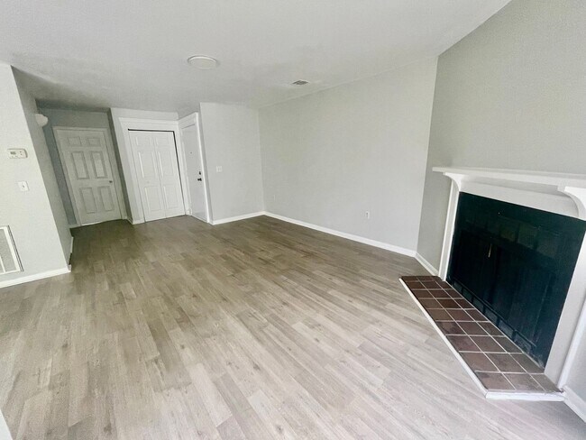 Building Photo - 4816 Spring Lake Dr