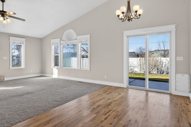 Building Photo - Spacious Home in Quiet Star Cul-de-Sac with Large Yard