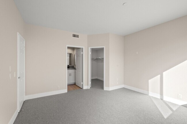 Building Photo - Stunning Remodeled Condo with Views in Banker's Hill