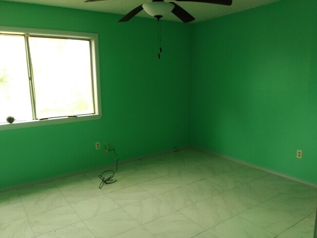 Building Photo - 124 Azalea Ave