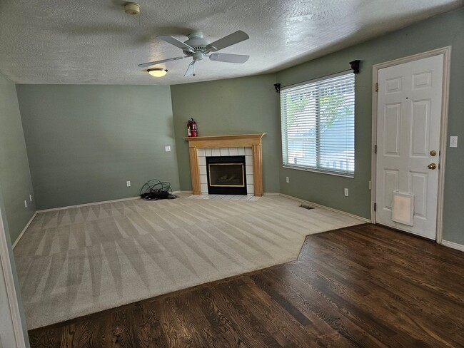 Building Photo - Beautiful 3 Bedroom/2.5 Bathroom in Midvale