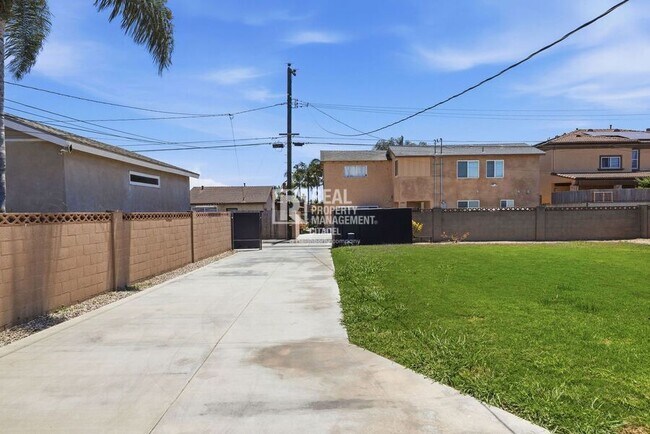 Building Photo - 5082 Edinger Ave