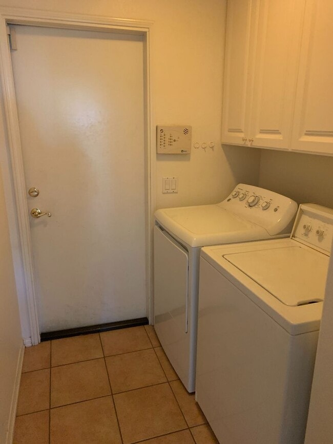 Building Photo - 3 Bedroom plus den in Goleta