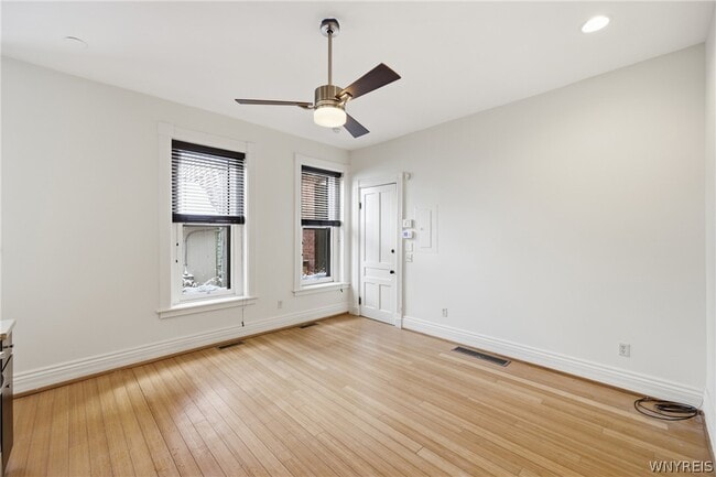 Building Photo - 2 York St