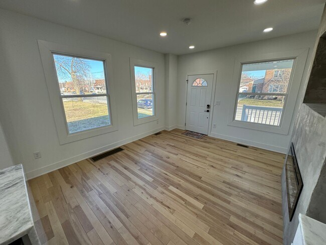 Building Photo - 2 Bedroom - Weiland Park