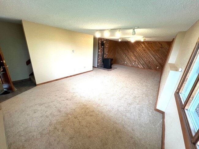 Building Photo - Pet Friendly 5 Bed 3 Bath Single Family Ho...
