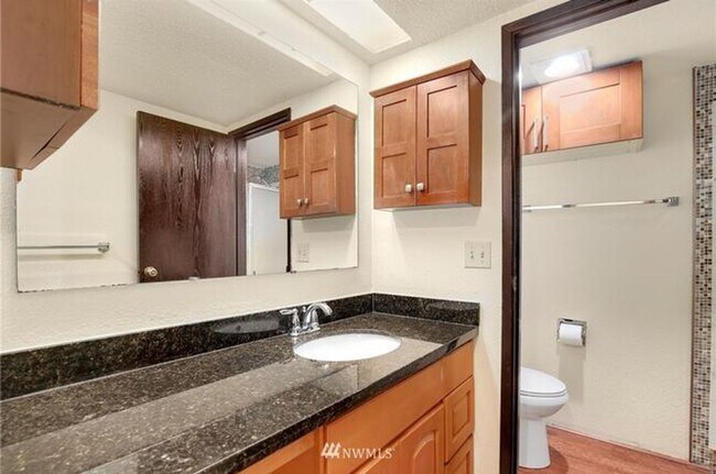 Building Photo - Location, Location, Location 3-bedroom Sammamish Bluffs Condo
