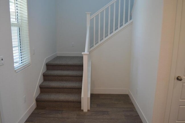 Building Photo - 2465 Pineda Dr