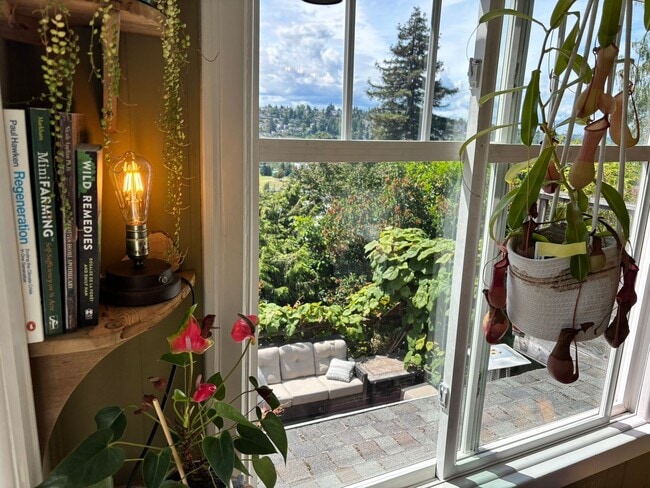 Building Photo - 4Bd/2.75Ba Seattle Home
