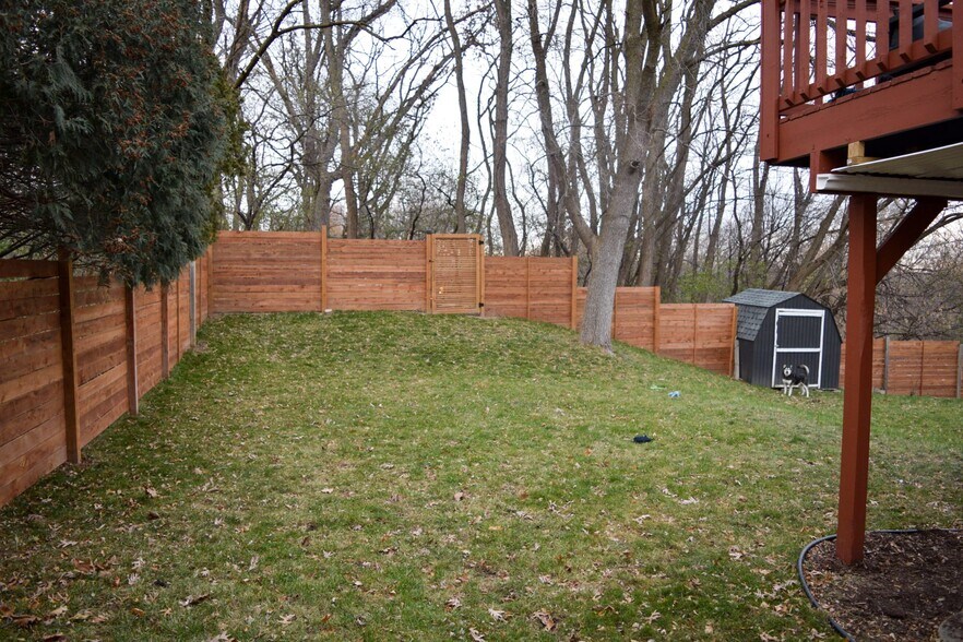 Large backyard with new fence - 15 Stinson Blvd