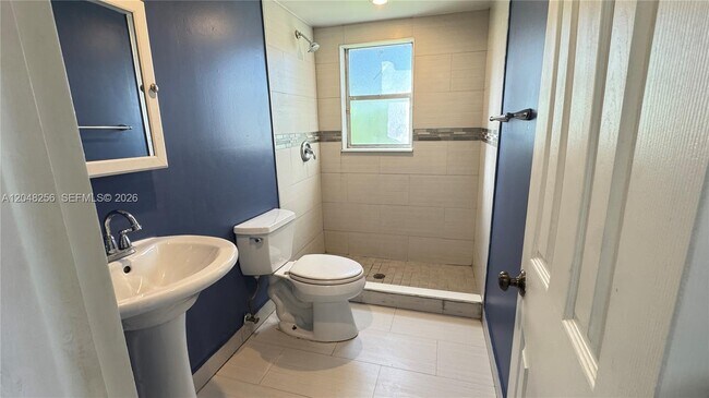 Building Photo - 5525 N Lakewood Cir