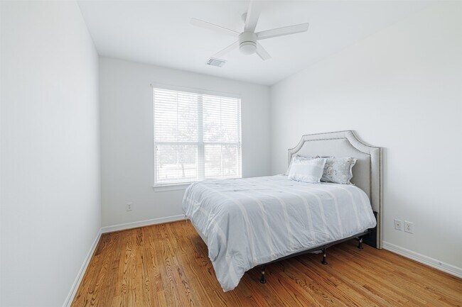 Building Photo - 3325 New Garden View Ln